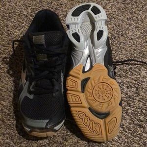 Mizuno volleyball shoes size 7.5